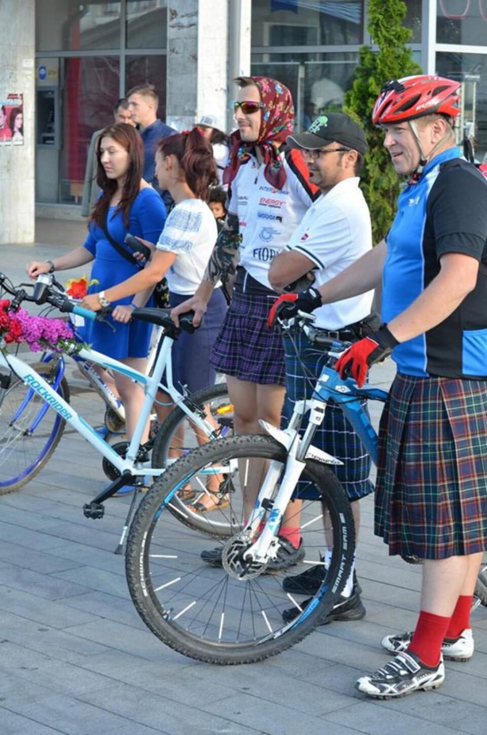 Alături de bicicliste sunt bine-veniți și bărbații, cu condiția să vină îmbrăcați în kilt. Foto: Elena Caraciuc