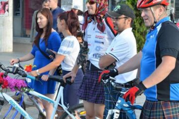 Alături de bicicliste sunt bine-veniți și bărbații, cu condiția să vină îmbrăcați în kilt. Foto: Elena Caraciuc