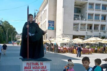Statuile vii care anunță sucevenilor și turiștilor că se apropie Festivalul Medieval și-au făcut deja apariția în Suceava