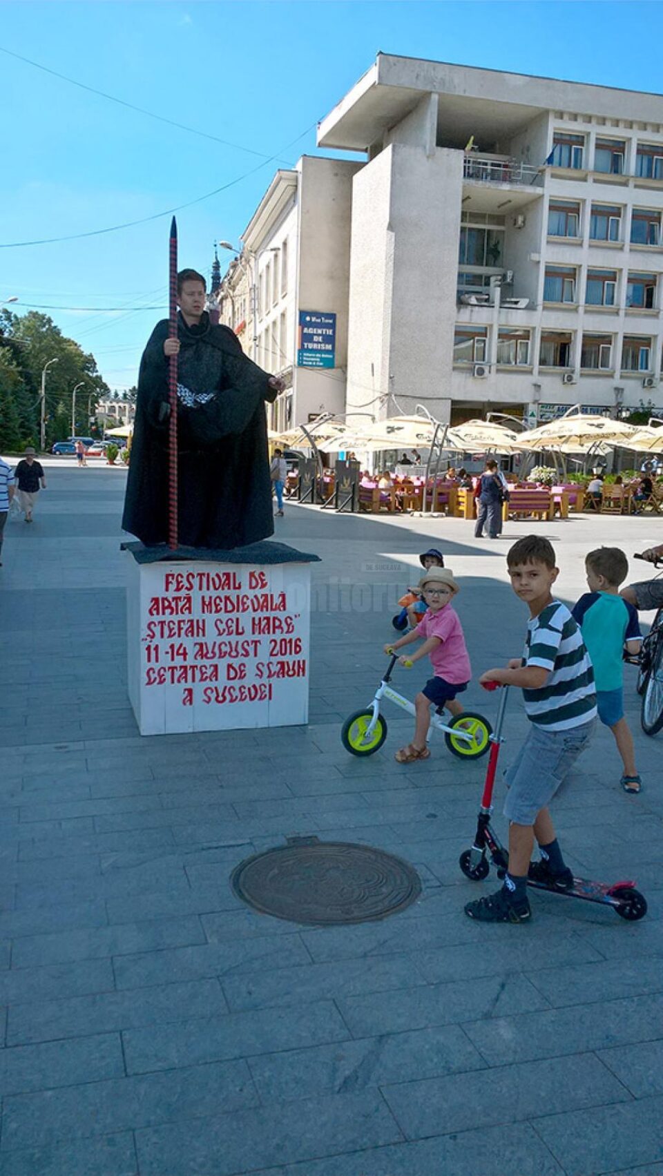 Statuile vii care anunță sucevenilor și turiștilor că se apropie Festivalul Medieval și-au făcut deja apariția în Suceava