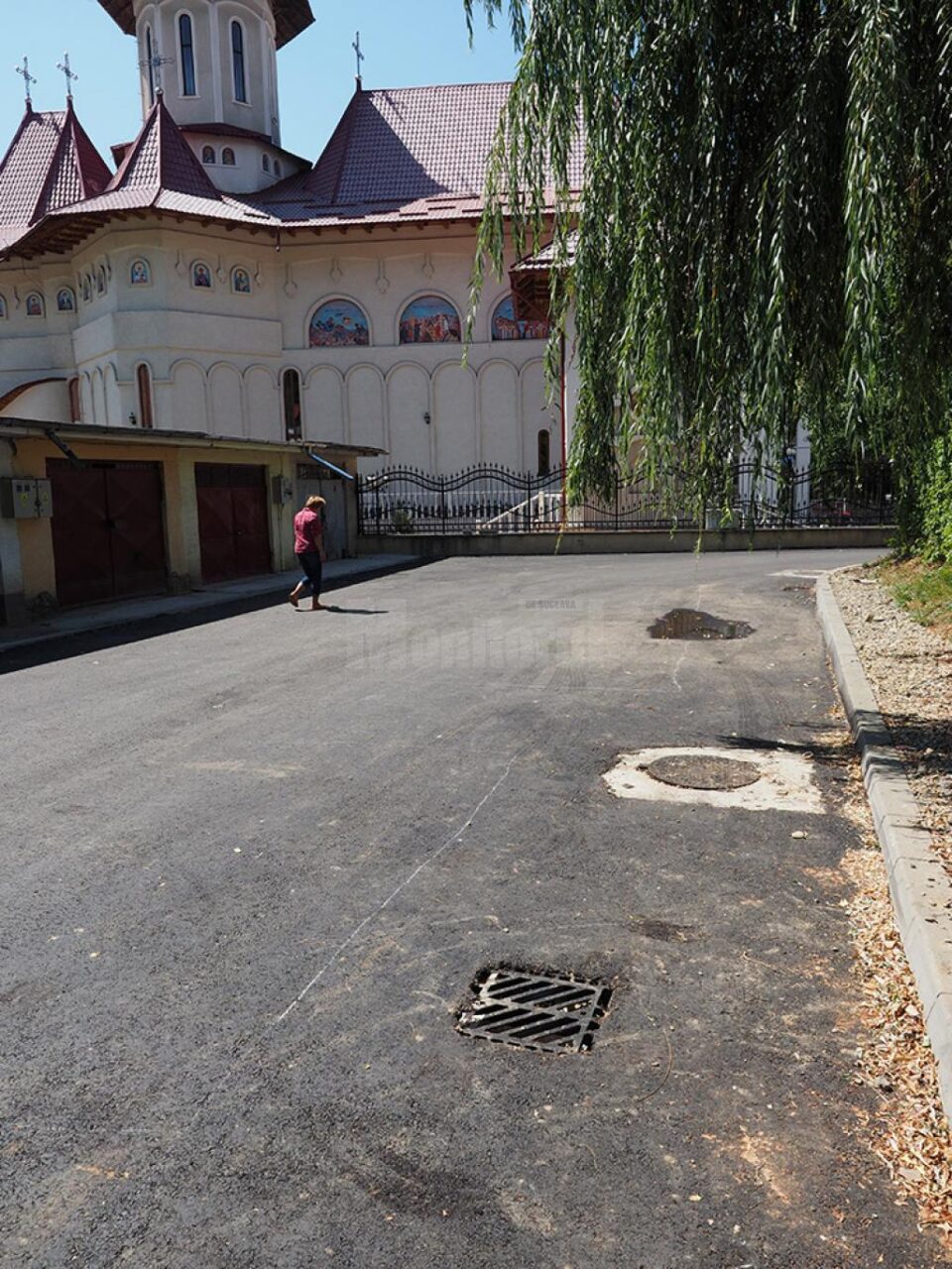 Lucrări de scurgere a apelor pluviale, executate pe o stradă cu probleme, inundată la fiecare ploaie