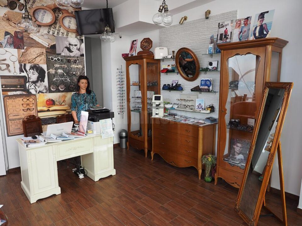 Magazinul Eye's Optic de pe bulevardul George Enescu