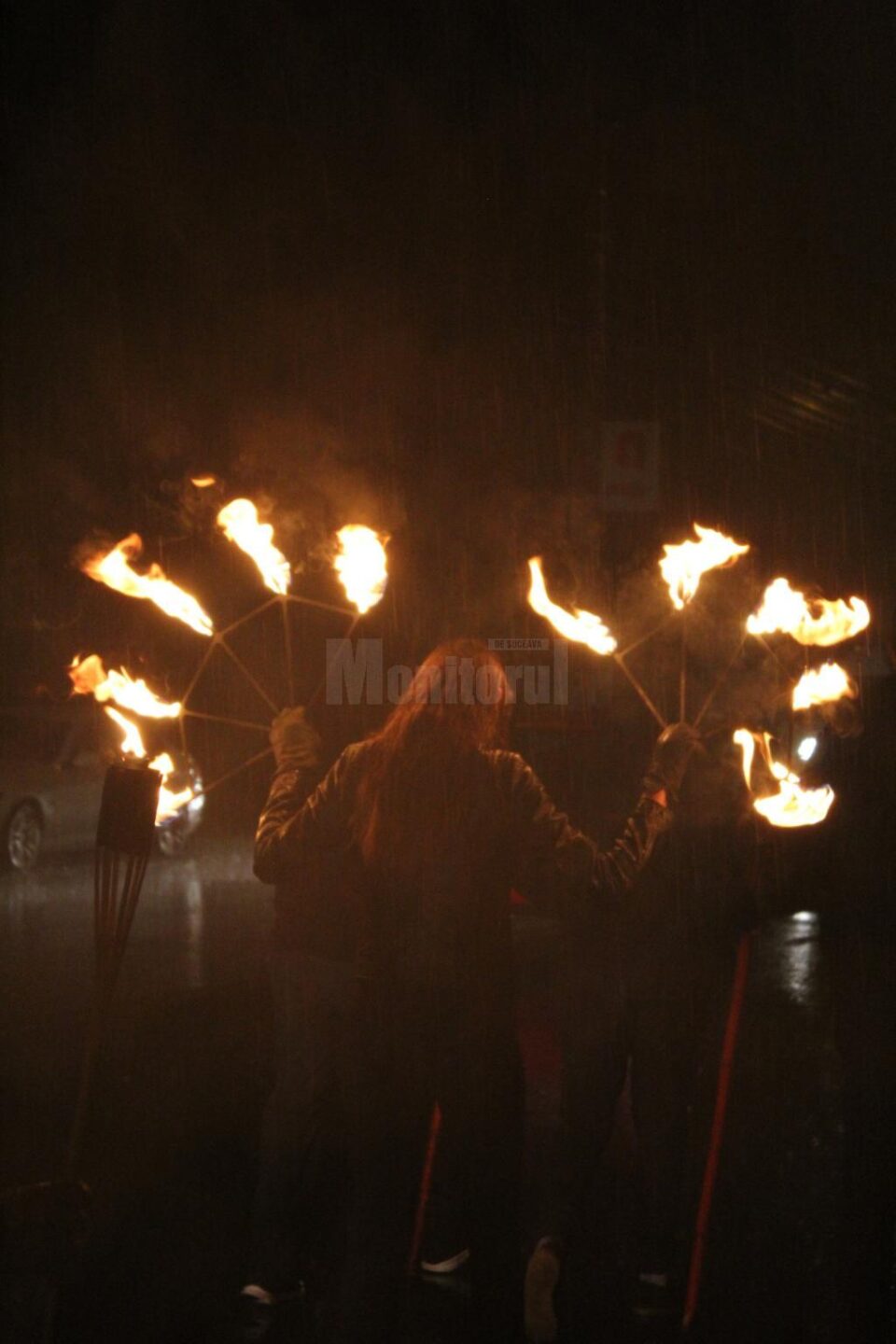 Parada cu făclii a cavalerilor și domnițelor care participă la Festivalul de Artă Medievală „Ștefan cel Mare”
