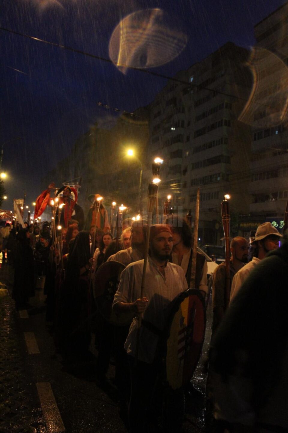 Parada cu făclii a cavalerilor și domnițelor care participă la Festivalul de Artă Medievală „Ștefan cel Mare”