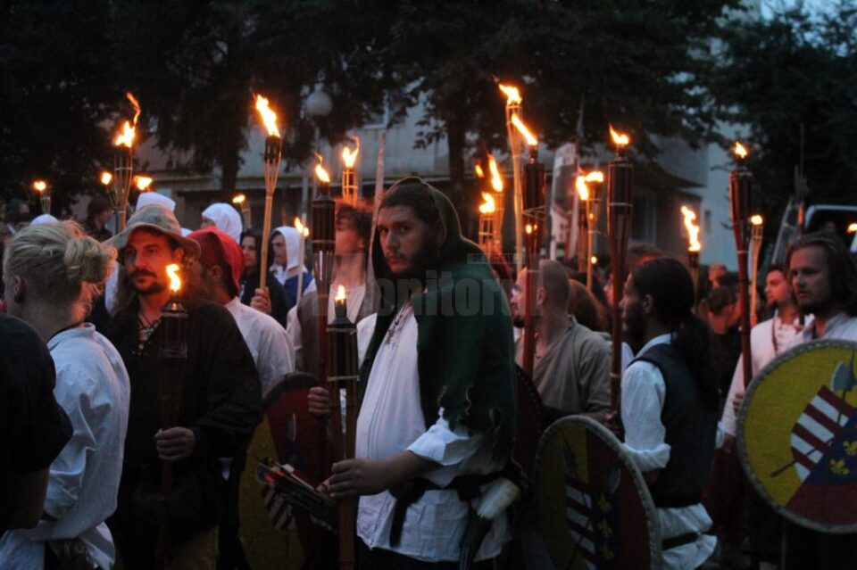 Parada cu făclii a cavalerilor și domnițelor care participă la Festivalul de Artă Medievală „Ștefan cel Mare”