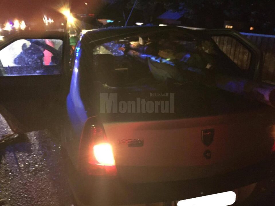 Mașina străpunsă de lemnele din căruță