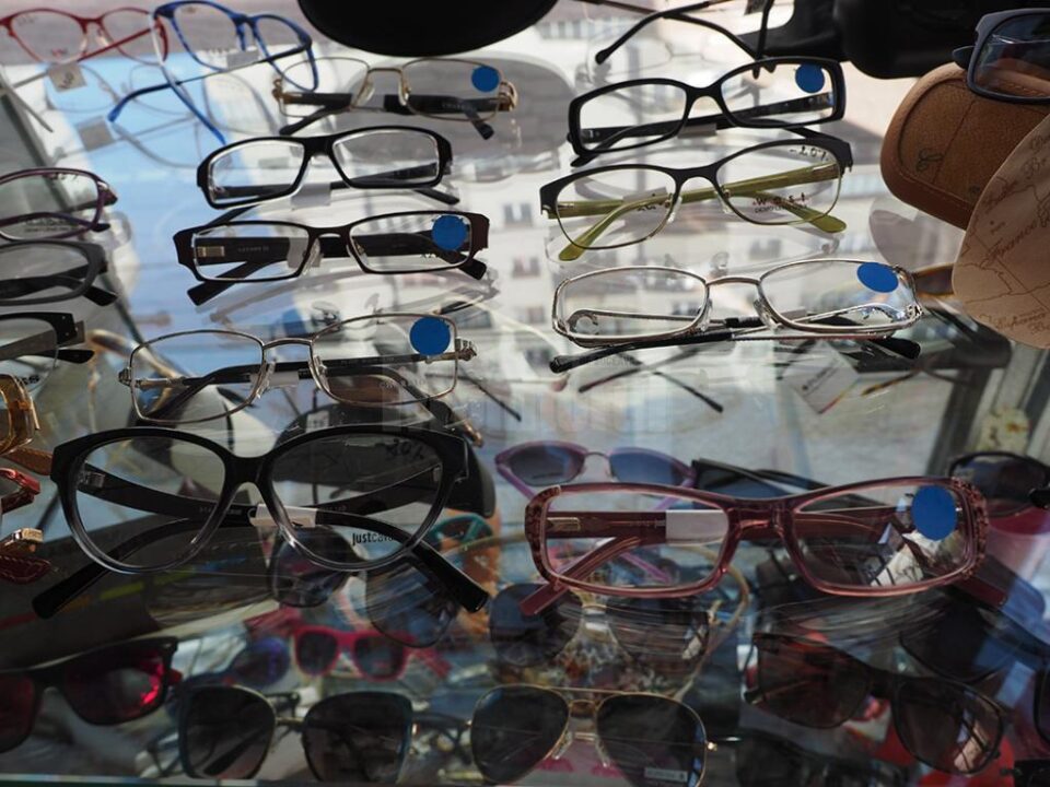 Ochelarii semnalizați la raft cu bulina albastră au reducere de 50% la rame