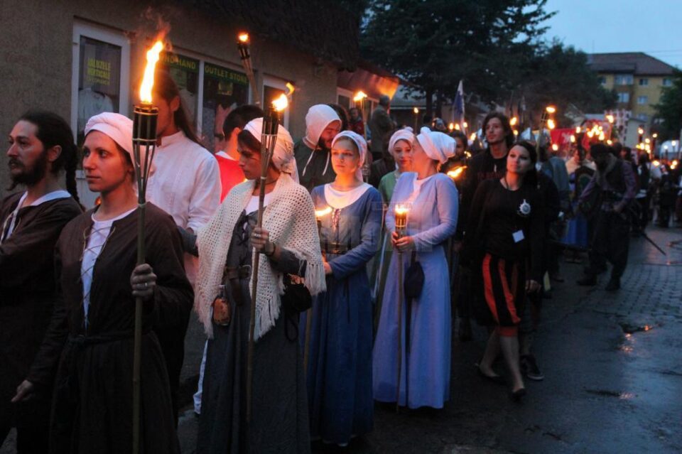 Parada cu făclii a cavalerilor și domnițelor care participă la Festivalul de Artă Medievală „Ștefan cel Mare”