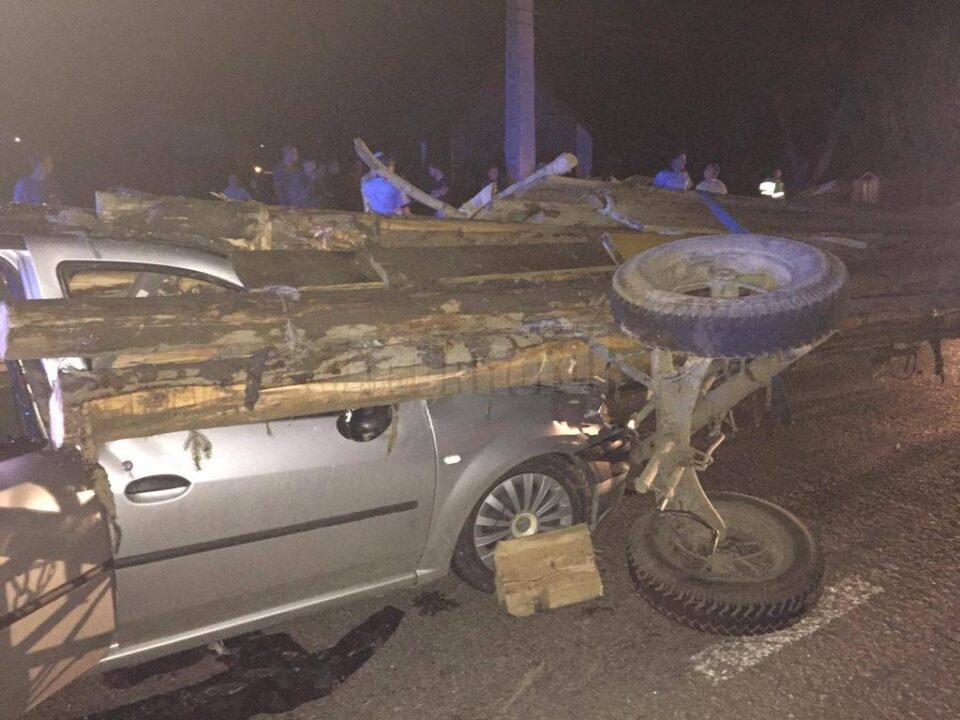Mașina străpunsă de lemnele din căruță