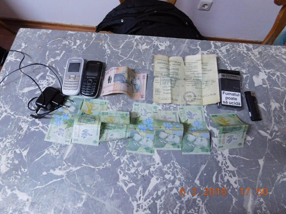 Bani, telefoane mobile și țigări, găsite asupra unui cerșetor ce apela la mila trecătorilor