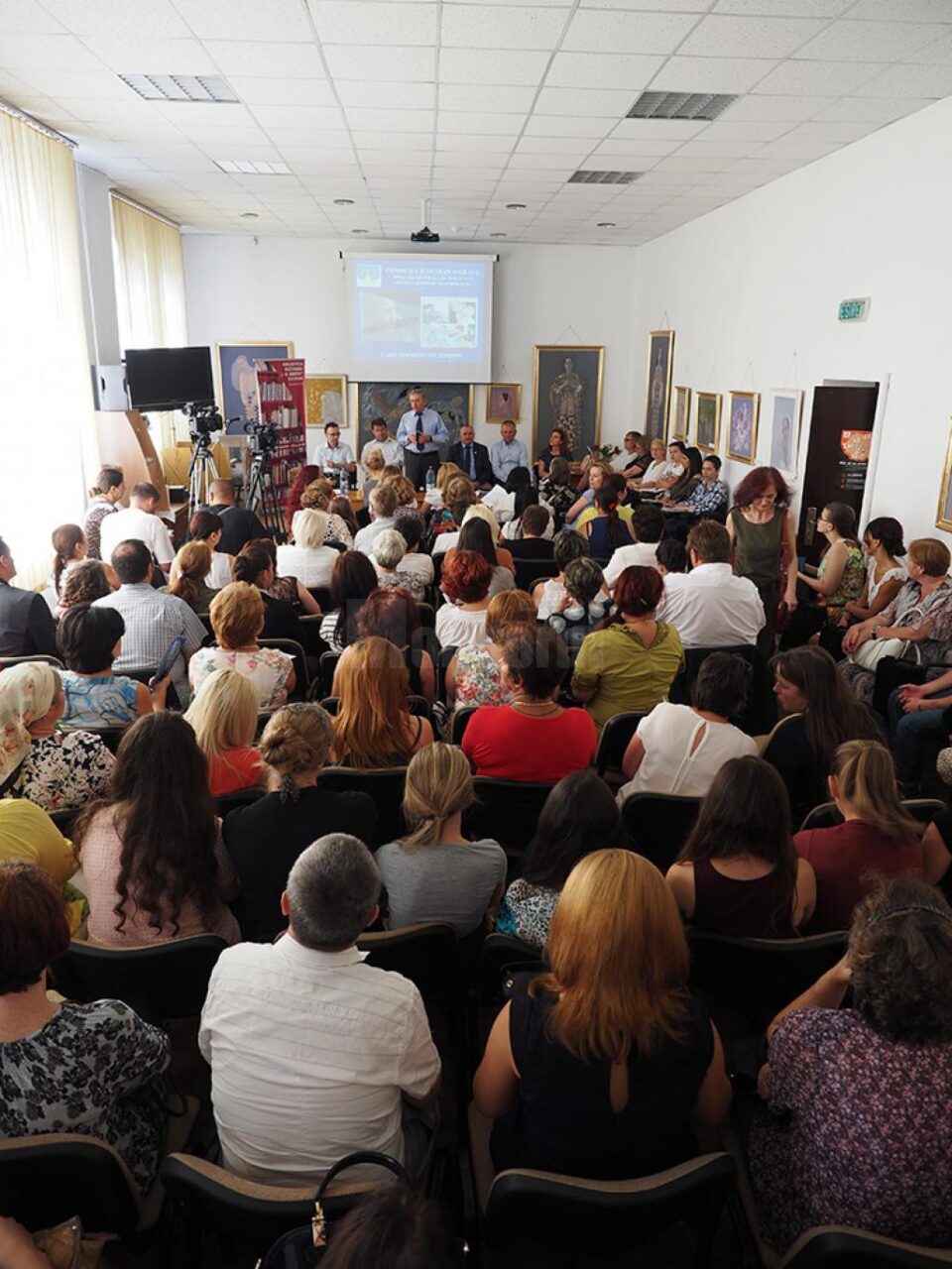 Participare numeroasă la dezbaterea „Copiii sucevenilor din diaspora”