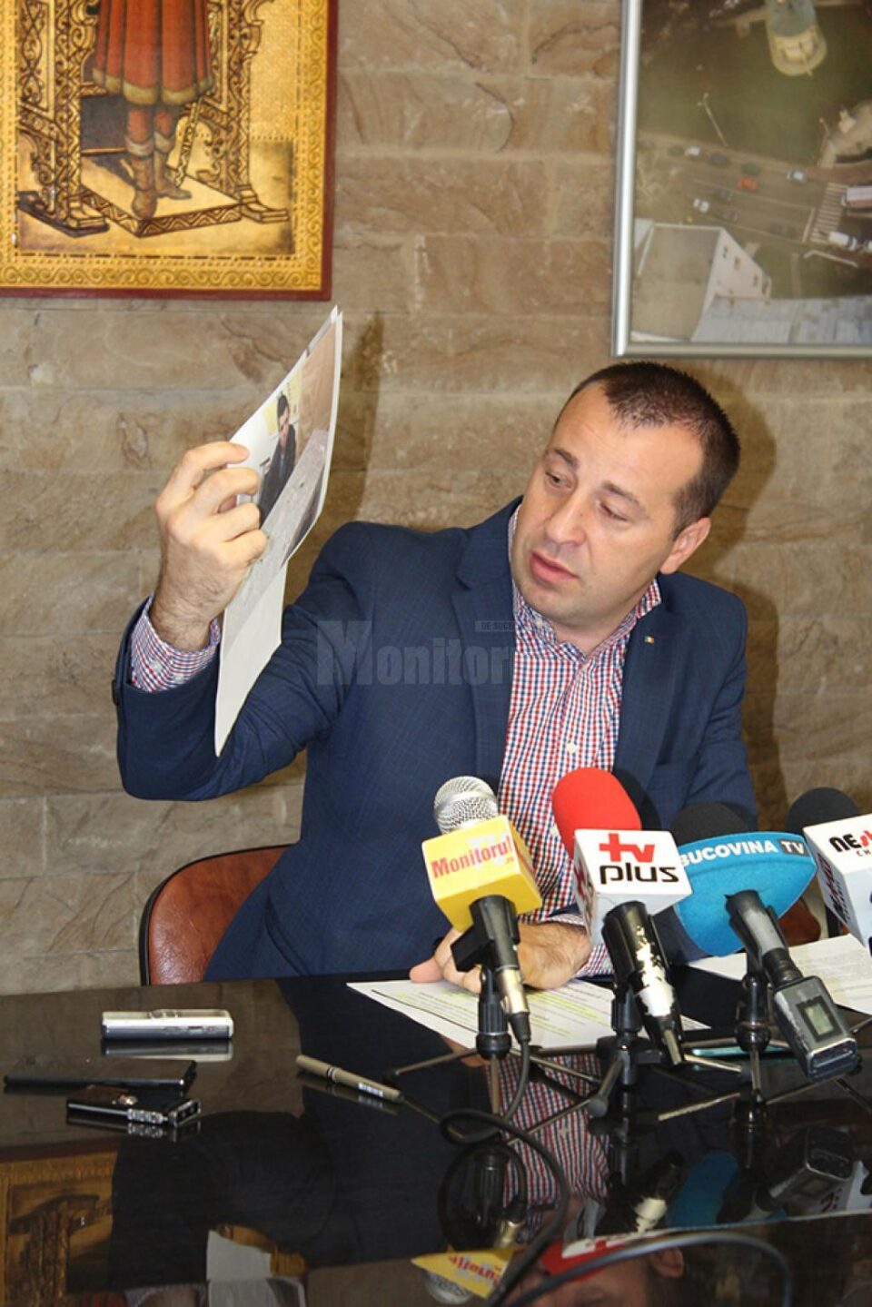 Viceprimarul Lucian Harșovschi a dat exemplul unui tânăr cerșetor din Adâncata, perfect capabil de muncă, campion la fuga de mașinile de Poliție