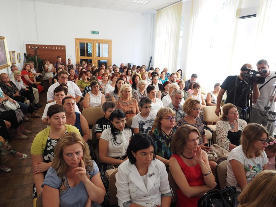 Copiii sucevenilor plecați în străinătate, o temă perfectă de simpozioane, dar ocolită de soluții practice