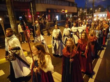 Fascinanta paradă medievală cu torțe, tulburată de o ploaie cu spume