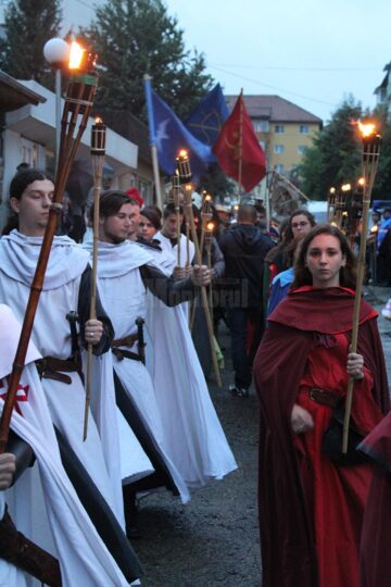 Fascinanta paradă medievală cu torțe, tulburată de o ploaie cu spume