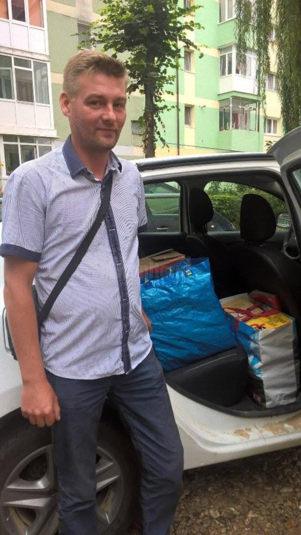 Silviu Mihai, directorul Școlii Gimnaziale „Mihai Eminescu” Bănești, a oferit circa 150 de titluri din propria bibliotecă