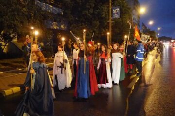 Fascinanta paradă medievală cu torțe, tulburată de o ploaie cu spume Fascinanta paradă medievală cu torțe, tulburată de o ploaie cu spume