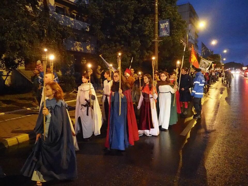 Fascinanta paradă medievală cu torțe, tulburată de o ploaie cu spume