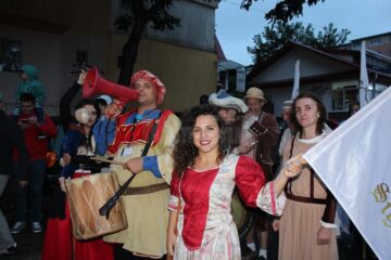 Fascinanta paradă medievală cu torțe, tulburată de o ploaie cu spume