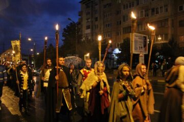 Fascinanta paradă medievală cu torțe, tulburată de o ploaie cu spume