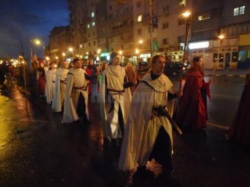 Fascinanta paradă medievală cu torțe, tulburată de o ploaie cu spume