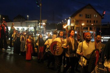 Fascinanta paradă medievală cu torțe, tulburată de o ploaie cu spume