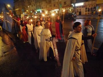 Fascinanta paradă medievală cu torțe, tulburată de o ploaie cu spume