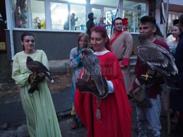 Fascinanta paradă medievală cu torțe, tulburată de o ploaie cu spume