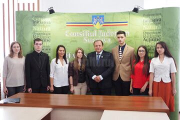 Șapte dintre cei opt elevi de media 10 la bacalaureat s-au întâlnit ieri cu președintele CJ Suceava, Gheorghe Flutur, acesta felicitându-i în numele administrației județene