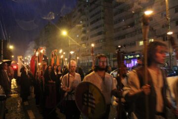 Fascinanta paradă medievală cu torțe, tulburată de o ploaie cu spume