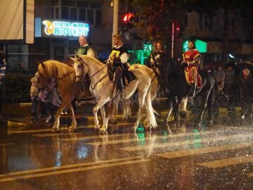 Fascinanta paradă medievală cu torțe, tulburată de o ploaie cu spume