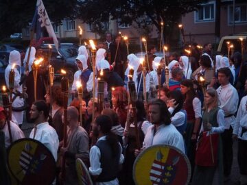 Fascinanta paradă medievală cu torțe, tulburată de o ploaie cu spume