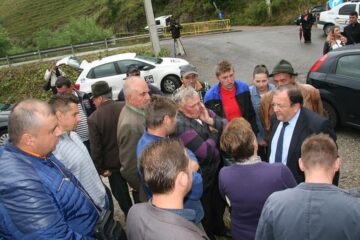 După dezbatere, Gheorghe Flutur a stat de vorbă cu contestatarii