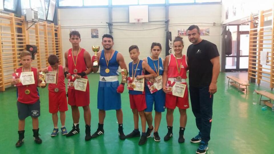 Antrenorul Andu Vornicu alături de sportivii participanți la turneul ieșean