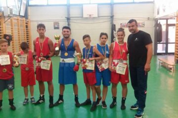 Antrenorul Andu Vornicu alături de sportivii participanți la turneul ieșean