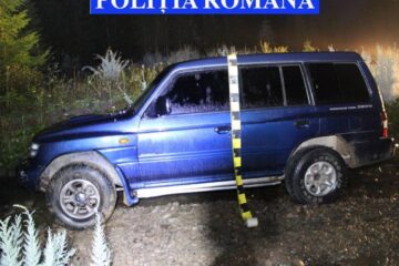 Un contrabandist și-a abandonat mașina încărcată cu țigări într-un pârâu