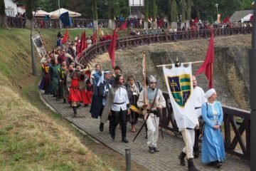 Alaiul trupelor medievale care susțin reprezentații la cel mai mare festival de gen din țară