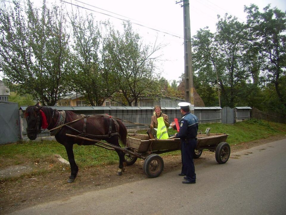 Polițiștii le-au dat veste și plăcuțe reflectorizante căruțașilor