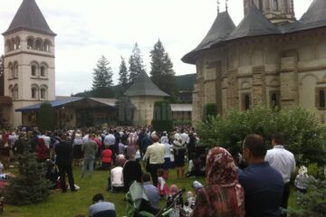 Peste 20.000 de credincioși, la hramul Mănăstirii Putna
