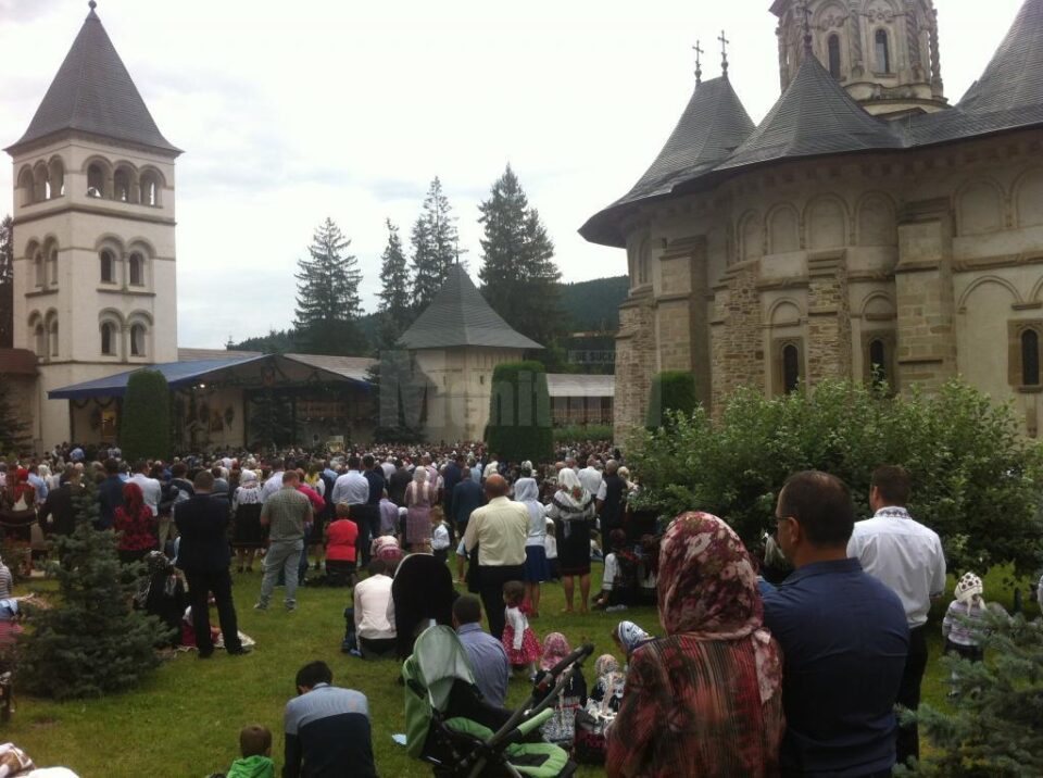 Peste 20.000 de credincioși, la hramul Mănăstirii Putna
