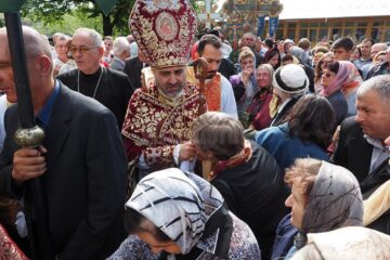 Episcopul Datev Hagopian în mijlocul enoriașilor