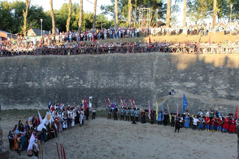Trupele care au susținut spectacole în cadrul festivalului au defilat sub ochii a mii de spectatori Trupele care au susținut spectacole în cadrul festivalului au defilat sub ochii a mii de spectatori