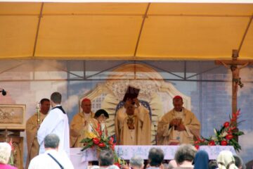 Emoționant apel la solidaritate, rostit ieri de Patriarhul latin al Ierusalimului, la Sanctuarul de la Cacica