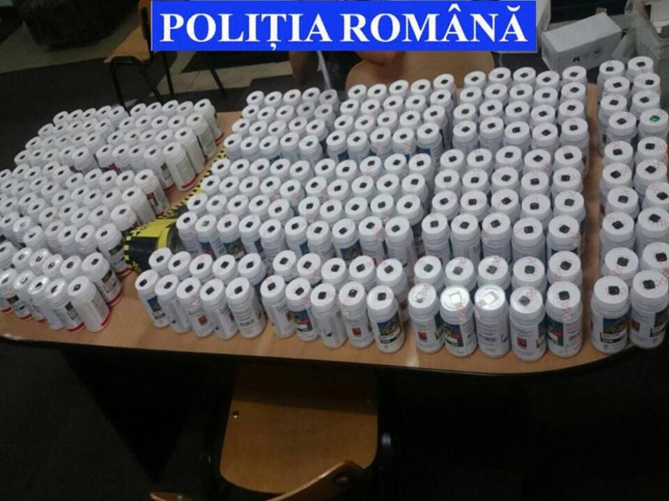 Asupra bărbatului au fost descoperite 299 de flacoane a câte 100 de ml fiecare de erbicide Asupra bărbatului au fost descoperite 299 de flacoane a câte 100 de ml fiecare de erbicide