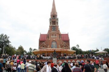 Pelerinii au venit la catedrală de la primele ore ale dimineții