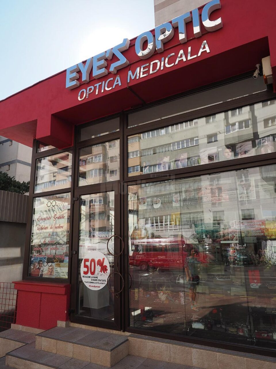 Magazinul Eye's Optic de pe bulevardul George Enescu