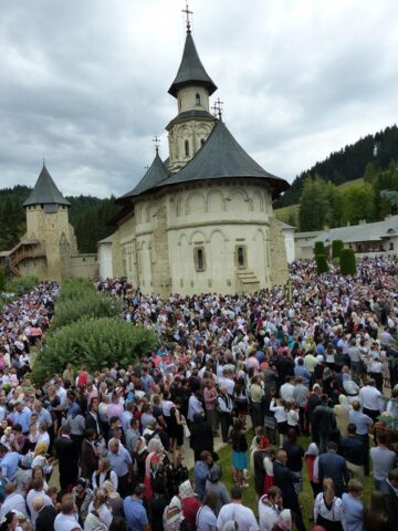 20.000 de credincioși au participat la hramul Mănăstirii Putna de sărbătoarea Adormirea Maicii Domnului
