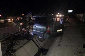 Mașina a fost făcută praf în urma impactului