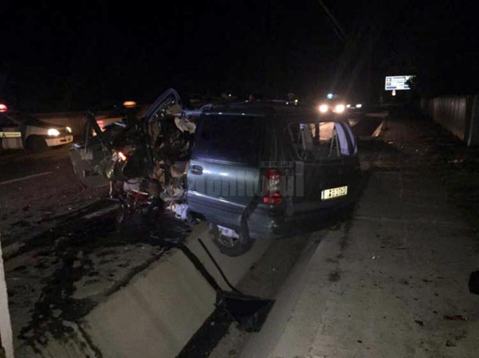 Mașina a fost făcută praf în urma impactului