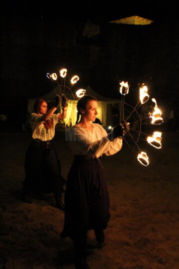 Turnir medieval și spectacole cu flăcări, în șanțul de apărare al Cetății Suceava